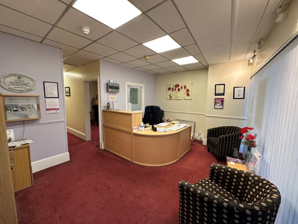 Lot: 60 - THREE STOREY COMMERCIAL UNIT FOR INVESTMENT - Reception